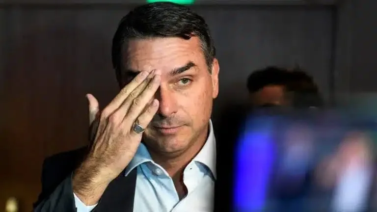 Flávio pode fugir de mais um debate após não assinar acordo com a Globo